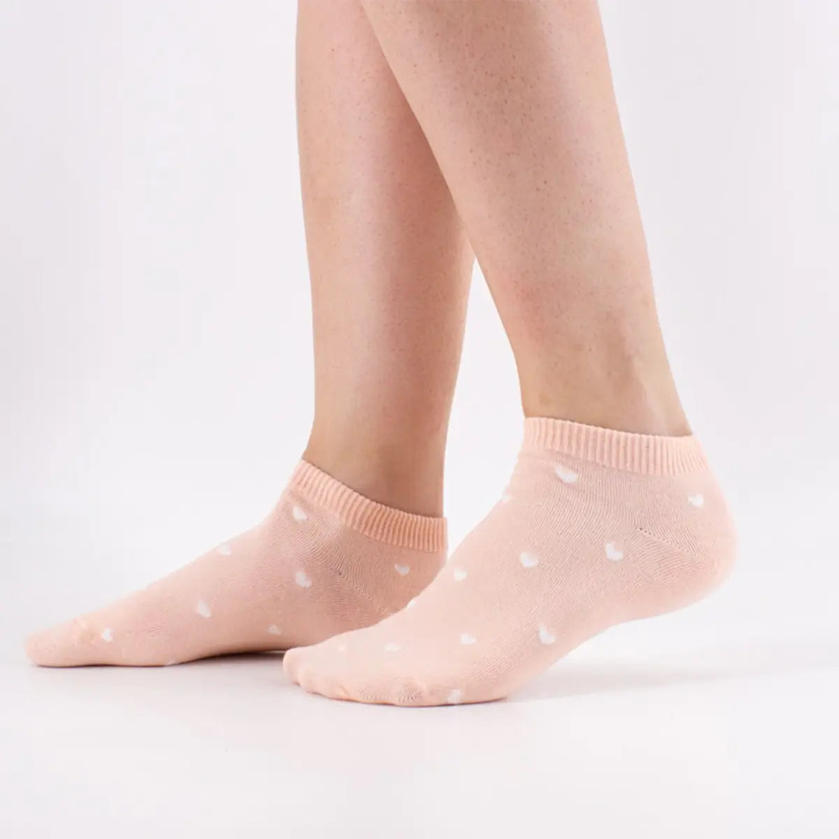 Lot de 5 socquettes à petits cœurs. Taille 35-41. Confortables, légères et romantiques. 5 coloris pour un look doux et estival à souhait.