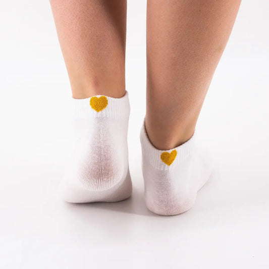 Socquettes blanches adultes en coton avec un cœur doré sur l'arrière de la chaussette