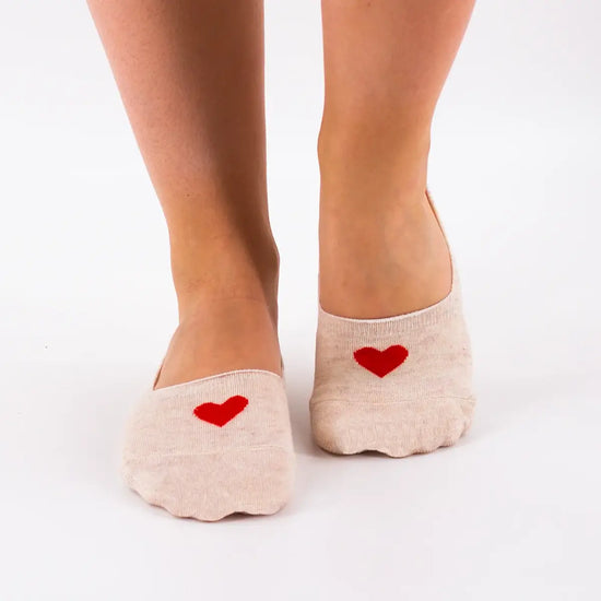 Socquettes invisibles avec cœur rouge. Douces, discrètes, 5 coloris. Idéales pour l’été avec maintien parfait et confort absolu dans toutes les chaussures.