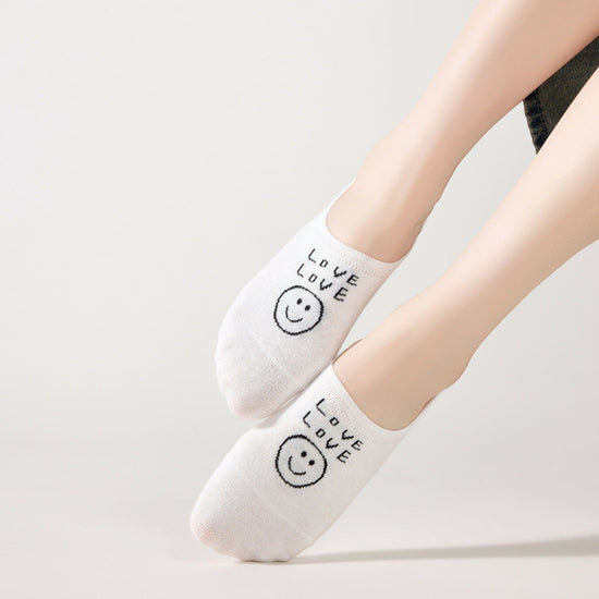 Socquettes invisibles en coton avec motif smiley ou message. Fond noir, blanc ou bleu. Confortables, discrètes et parfaites avec des baskets.