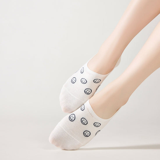 Socquettes invisibles en coton avec motif smiley ou message. Fond noir, blanc ou bleu. Confortables, discrètes et parfaites avec des baskets.