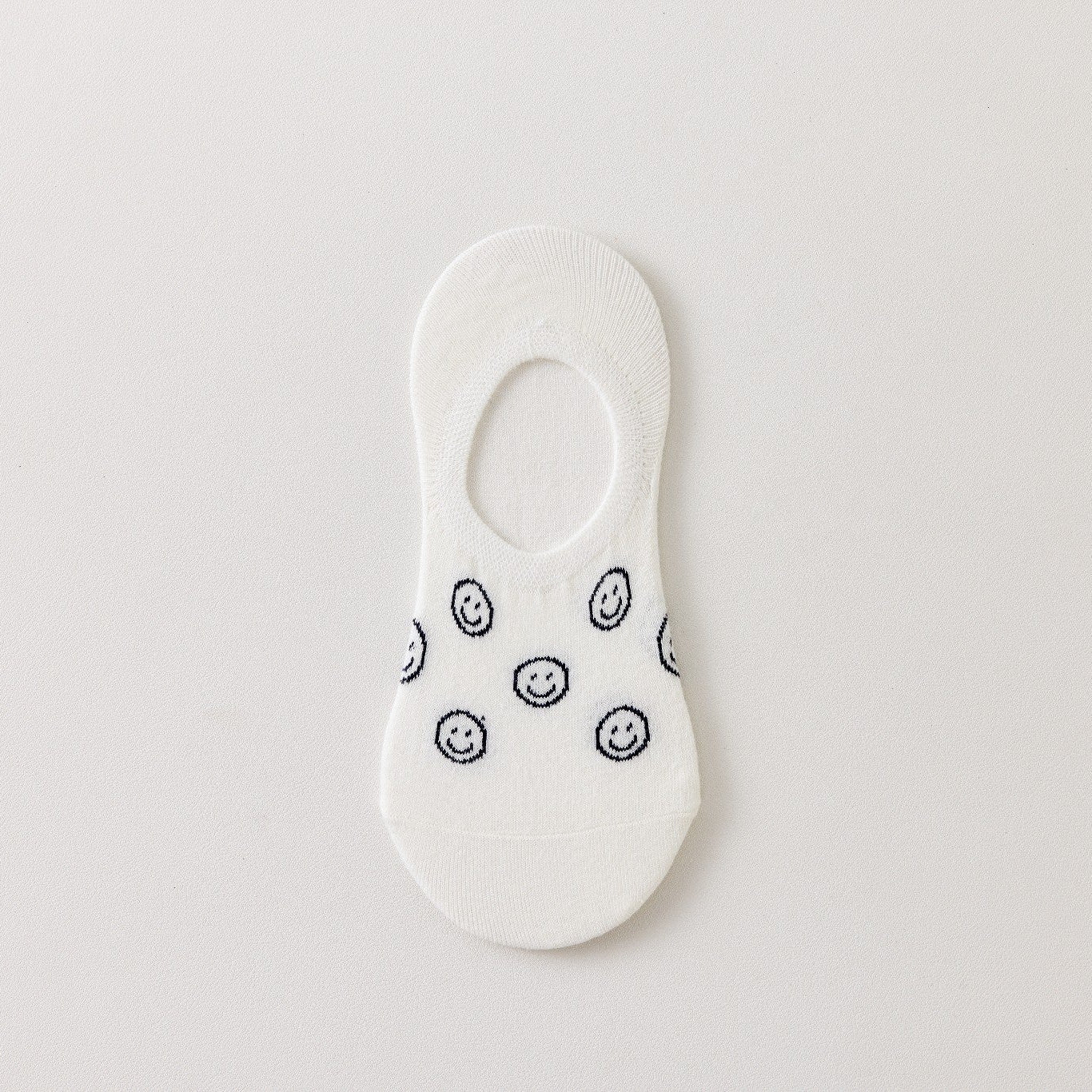 Socquettes invisibles en coton avec motif smiley ou message. Fond noir, blanc ou bleu. Confortables, discrètes et parfaites avec des baskets.