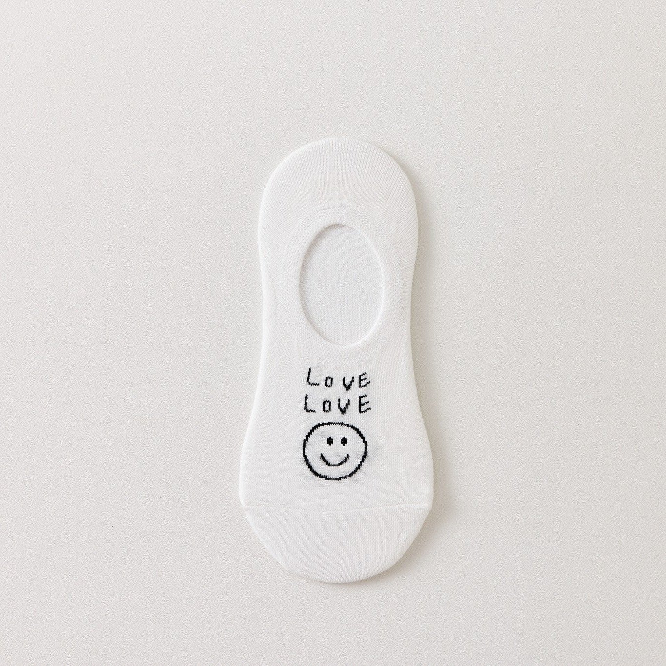 Socquettes invisibles en coton avec motif smiley ou message. Fond noir, blanc ou bleu. Confortables, discrètes et parfaites avec des baskets.