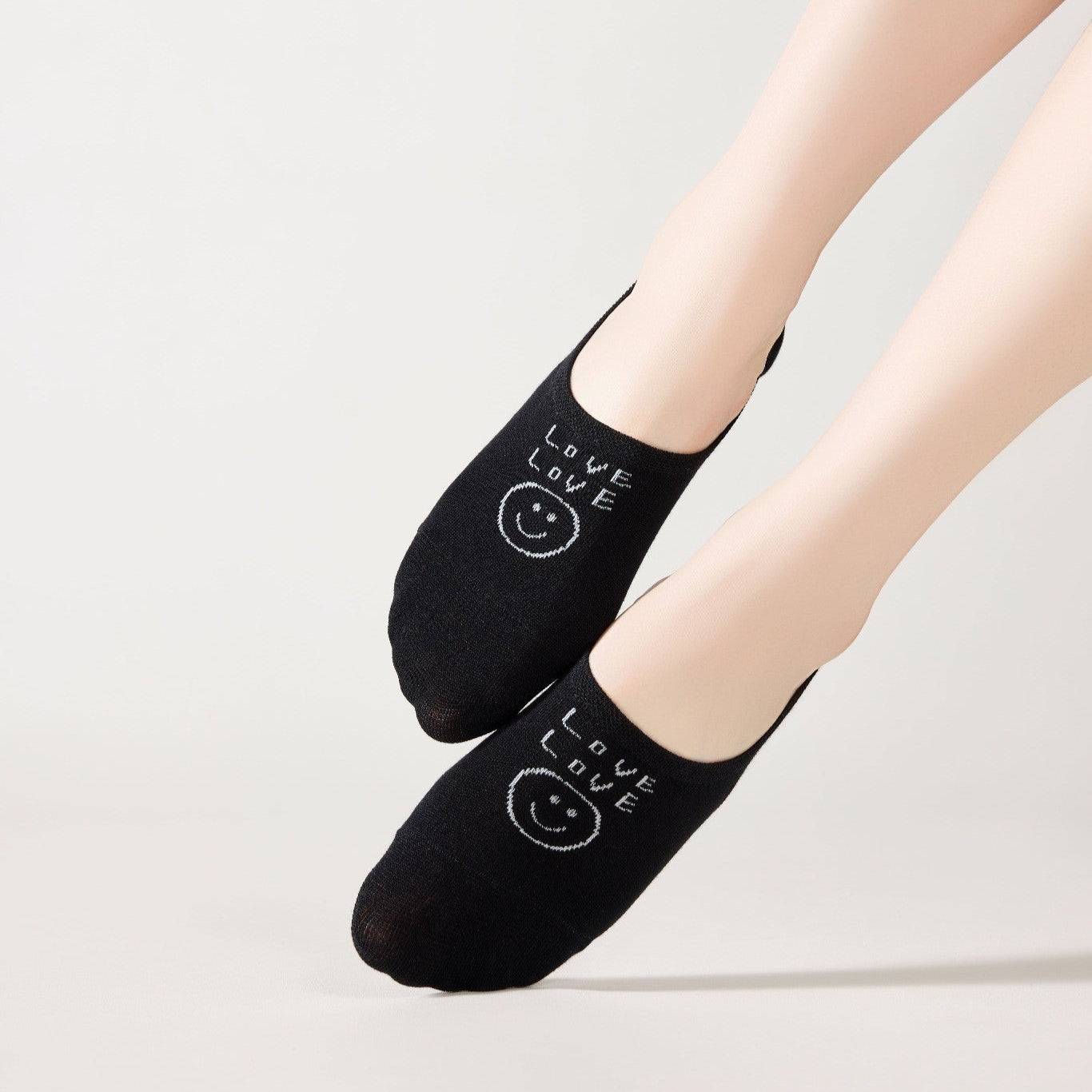 Socquettes invisibles en coton avec motif smiley ou message. Fond noir, blanc ou bleu. Confortables, discrètes et parfaites avec des baskets.