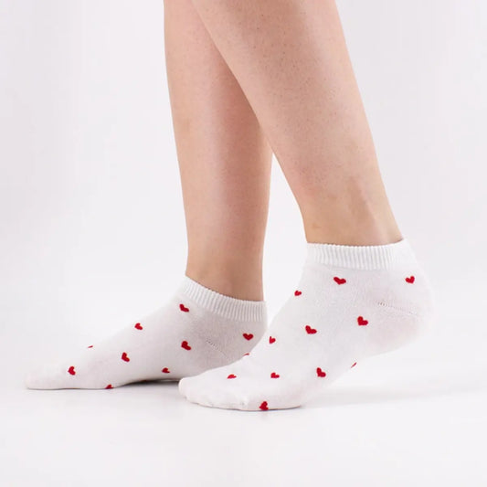 Socquettes petits cœurs. Douces, légères et idéales pour l’été. 5 coloris pour un style romantique et tendance. Existe aussi en version montante.