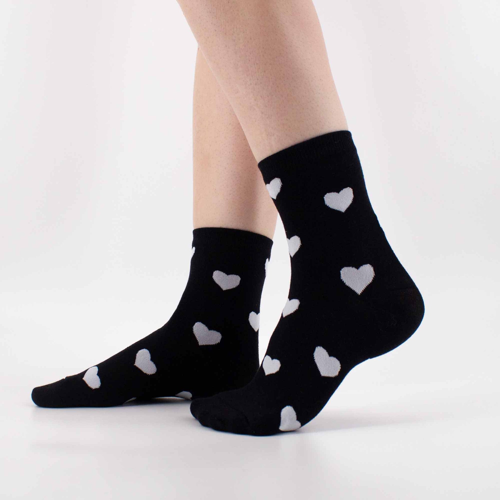 Chaussettes noir longues en coton à motif cœur pour femme | Chaussettes douces et respirantes | Un cadeau parfait pour les femmes de tous âges | Disponibles à un prix abordable.