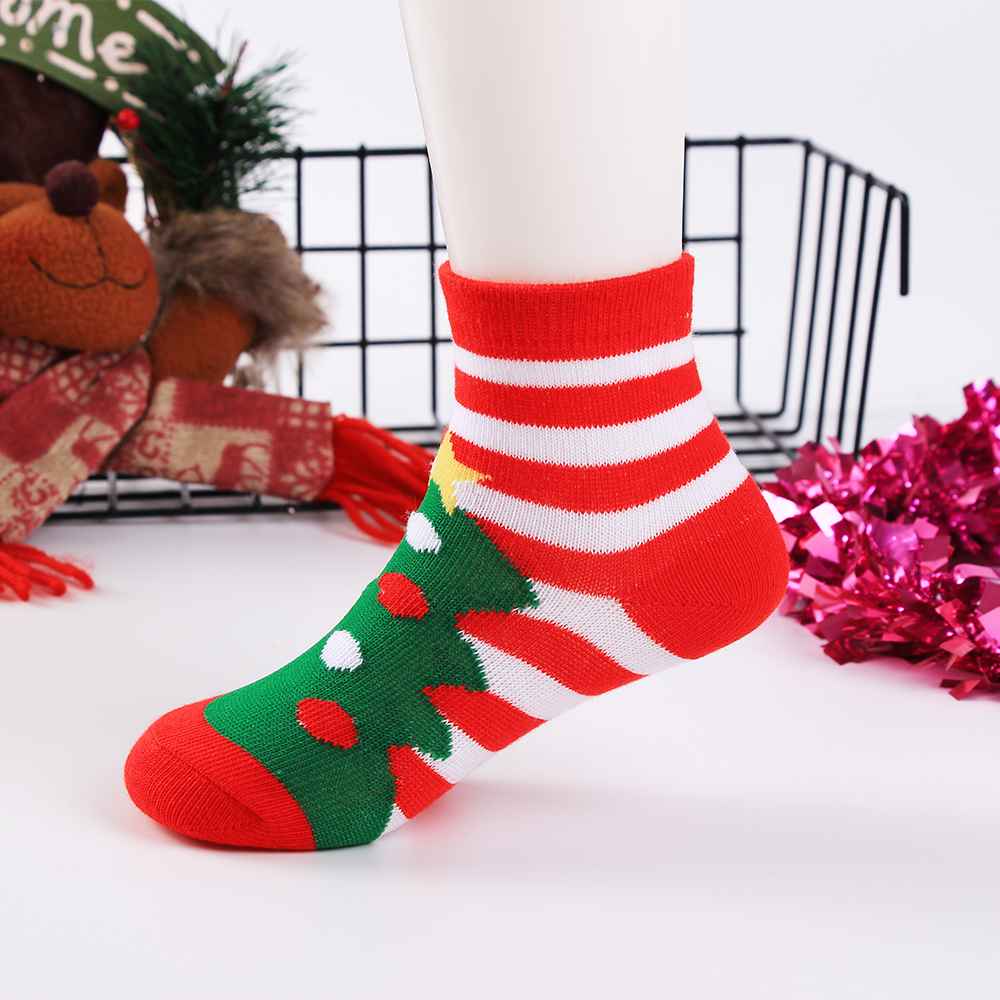 Chaussettes de Noël pour enfants. Coloris rouge, blanc et vert. Motif sapin. Idéales pour les fêtes. Pour bébés et enfants (du 12 mois au 12 ans).
